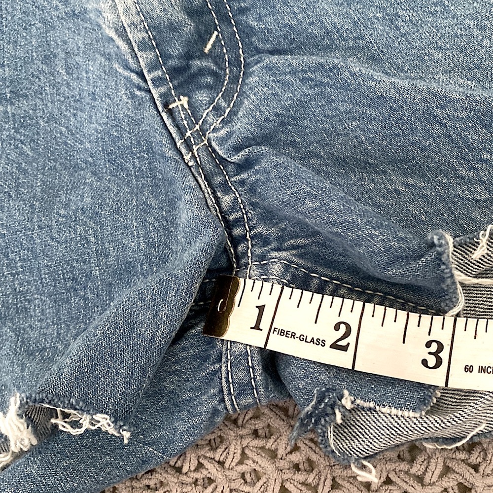 Levi’s Workwear • Raw Hem Distressed Mid-Wash Jean Shorts 🤍 - Picture 8 of 9